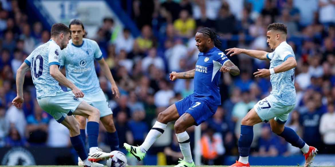 Leeds make surprise loan approach to sign £35k-p/w ace; Farke’s a big fan
